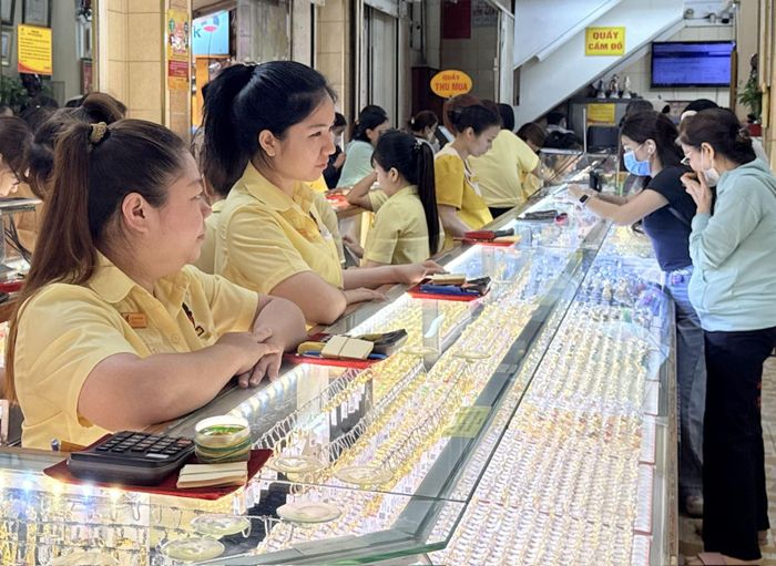 Các nhân viên bán vàng có mặt từ sớm để phục vụ khách hàng mua vàng sớm.