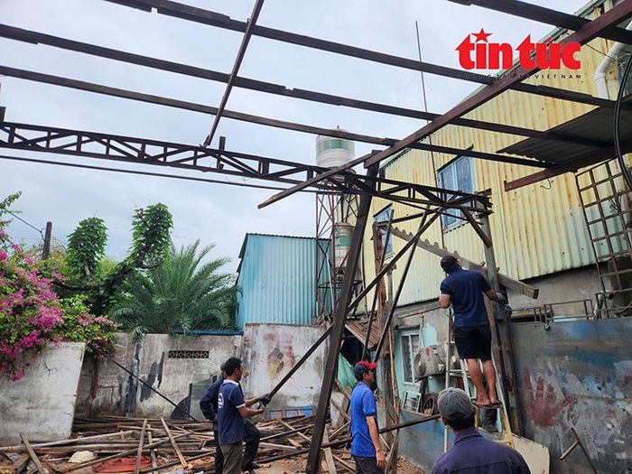 Các căn nhà gần cầu Vĩnh Bình đang được tháo dỡ.
