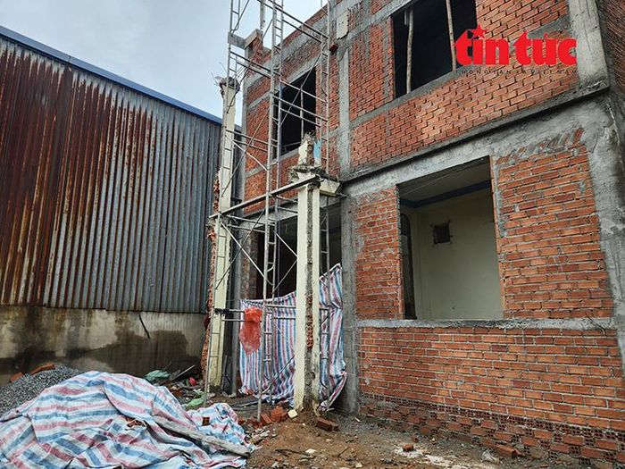 Nhà bà Mai Thị Vương đang tiến hành sửa chữa nơi ở để ổn định cuộc sống sau khi bàn giao mặt bằng phía trước.