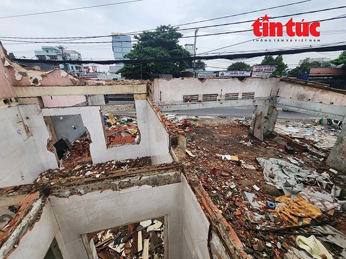Một căn nhà trên Quốc lộ 13 đã tháo dỡ, người dân di dời đi nơi khác để mở rộng đường.