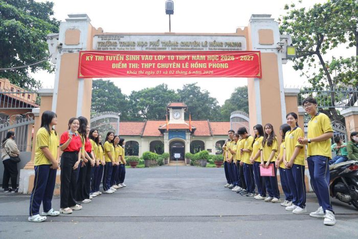 Các học sinh tham gia tình nguyện luôn hướng về thí sinh trong 2 ngày thi tuyển sinh lớp 10.
