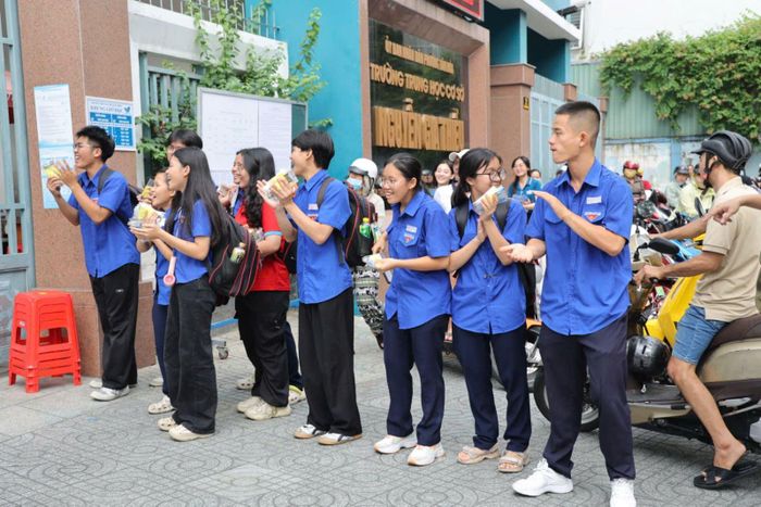 Những cái vỗ tay cổ vũ thí sinh tại điểm thi THCS Nguyễn Gia Thiều sau giờ thi môn Ngoại ngữ.