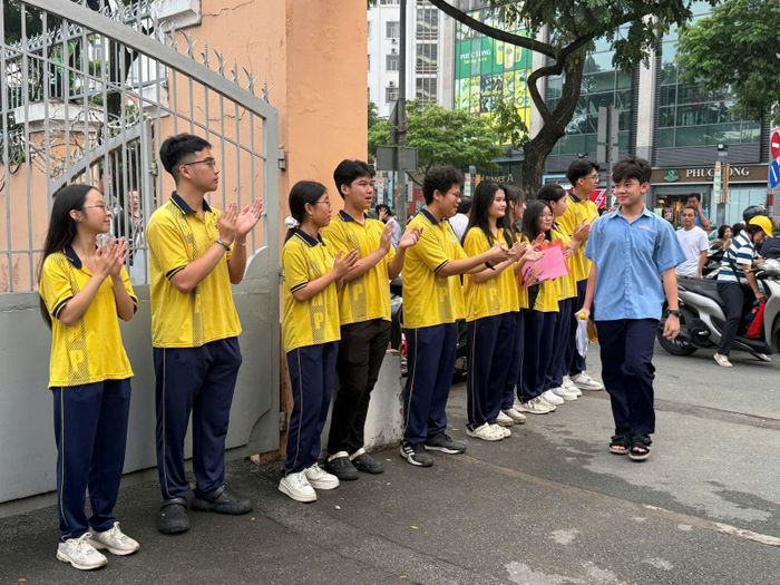 Các thí sinh được các tình nguyện viên là chính học sinh trường THPT Lê Hồng Phong chào đón nhiệt tình khi đến điểm thi THPT Lê Hồng Phong.