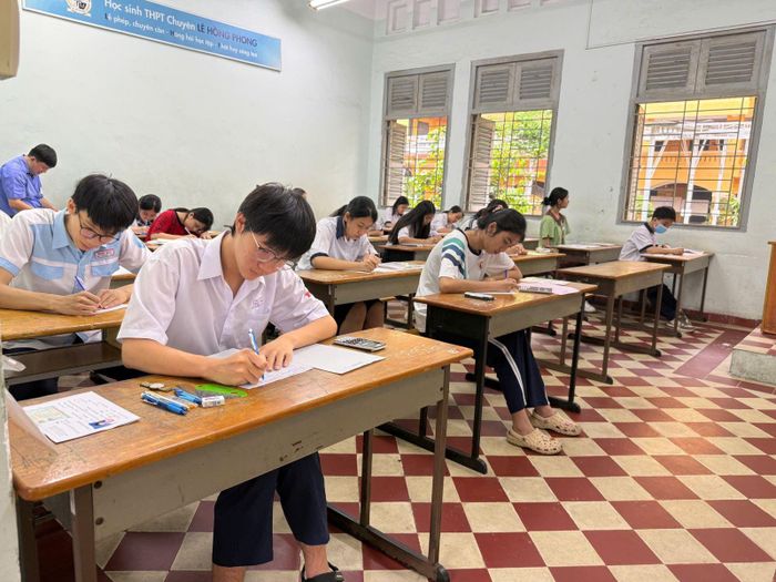 Các thí sinh TP Hồ Chí Minh bước vào môn thi Toán sáng ngày 2/6.