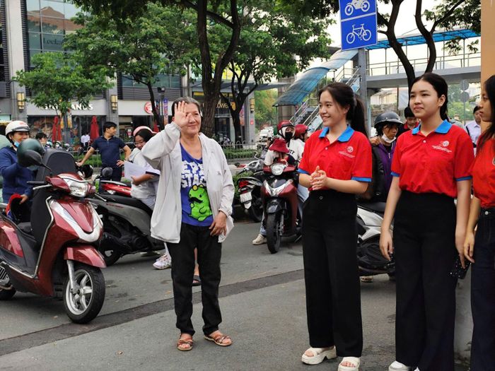 Các bạn tình nguyện viên của chiến dịch Hoa phượng đỏ hỗ trợ thí sinh tại các điểm thi tại TP Hồ Chí Minh.