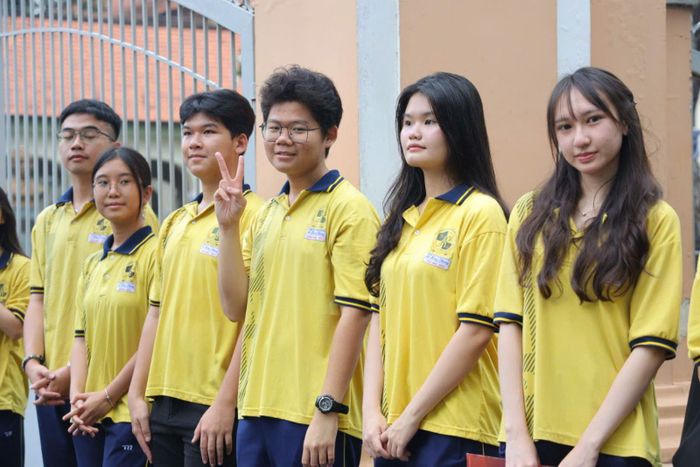Những nụ cười rạng rỡ của các tình nguyện viên luôn chào đón thí sinh từ lúc vào đến lúc thi xong.