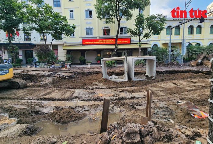 Từ nhiều ngày nay, tuyến phố Quang Trung bị xới tung giữa lòng đường để làm đường cống thoát nước.