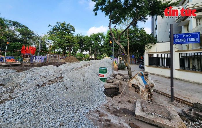 Hơn 3 tháng thi công, các hạng mục trên một số tuyến phố Phan Chu Trinh, Lý Thái Tổ, Lê Lai... đã hoàn thiện phần cống ngầm, nhà thầu đang hoàn trả mặt đường. Tuy nhiên, công trình chống ngập trên đường Quang Trung, Nguyễn Trãi vẫn ngổn ngang.