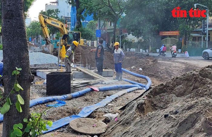 Từ ngày 23/5, Sở Xây dựng Hà Nội đã tổ chức phân luồng giao thông tại nhiều tuyến phố trung tâm, kéo dài đến ngày 15/6. Riêng trên phố Quang Trung, thành phố cho phép thi công liên tục 24/24 giờ tại một số vị trí trọng điểm, đồng thời tăng số mũi thi công từ 4 lên 10 mũi.