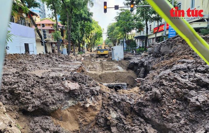 Mỗi ngày có hàng chục máy móc thi công trên tuyến đường Quang Trung.
