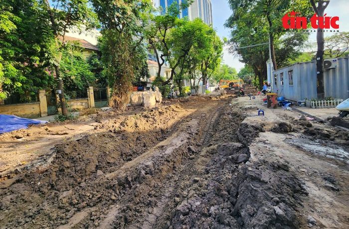 Đường Quang Trung bị công trường chống phong tỏa từ đầu phố Tràng Thi đến hồ Thiền Quang.