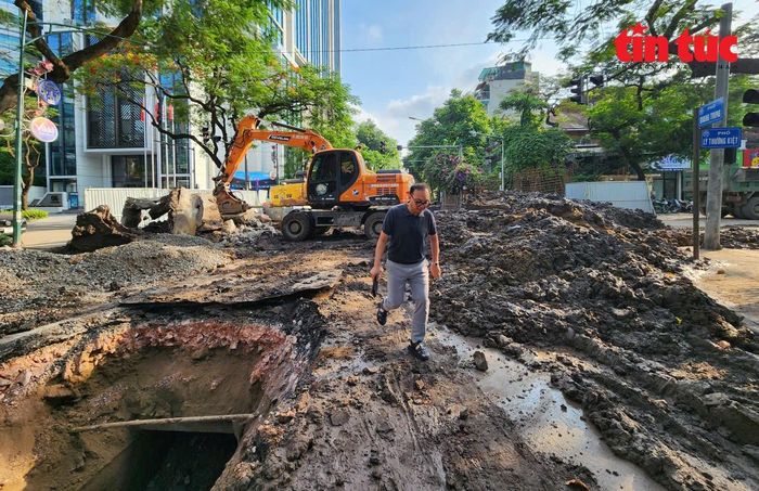 Người dân sống hai bên đường mong muốn chủ đầu tư đẩy nhanh tiến độ thi công công trình chống ngập để đảm bảo an toàn giao thông và không ảnh hưởng đến cuộc sống.