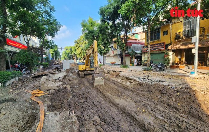 Công trường chống ngập còn ảnh hưởng đến công sở, cuộc sống của người dân ở hai bên đường Quang Trung.