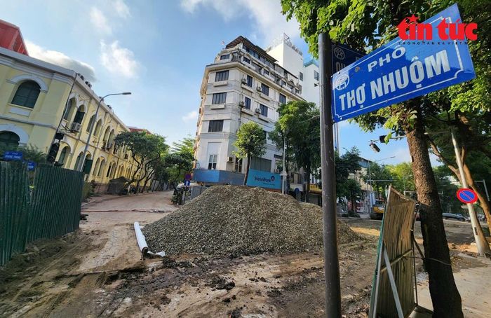 Các tuyến phố giao cắt với đường Quang Trung bị chia cắt trong thời gian thi công hệ thống thoát nước.