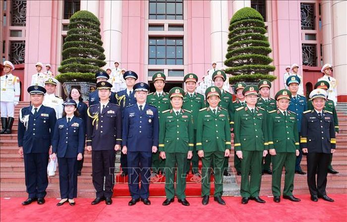 Đại tướng Nguyễn Tân Cương, Tổng Tham mưu trưởng QĐND Việt Nam, Thứ trưởng Bộ Quốc phòng và Đại tướng Uchikura Hiroaki, Tham mưu trưởng Liên quân Lực lượng Phòng vệ Nhật Bản trước khi hội đàm. Ảnh: Trọng Đức/TTXVN