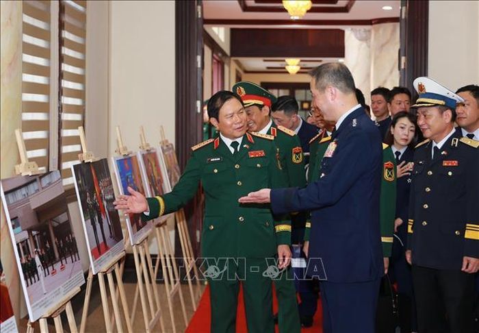 Đại tướng Uchikura Hiroaki, Tham mưu trưởng Liên quân Lực lượng Phòng vệ Nhật Bản tham quan triển lãm ảnh về hợp tác Quốc phòng hai nước. Ảnh: Trọng Đức/TTXVN