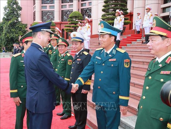 Đại tướng Uchikura Hiroaki, Tham mưu trưởng Liên quân Lực lượng Phòng vệ Nhật Bản và các quan chức quốc phòng Việt Nam. Ảnh: Trọng Đức/TTXVN