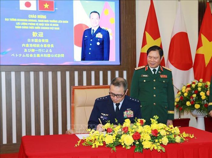 Đại tướng Uchikura Hiroaki, Tham mưu trưởng Liên quân Lực lượng Phòng vệ Nhật Bản lưu bút sổ vàng tại Bộ Quốc phòng. Ảnh: Trọng Đức/TTXVN
