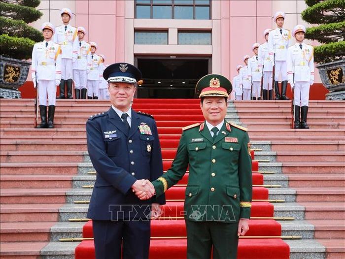Đại tướng Nguyễn Tân Cương, Tổng Tham mưu trưởng QĐND Việt Nam, Thứ trưởng Bộ Quốc phòng và Đại tướng Uchikura Hiroaki, Tham mưu trưởng Liên quân Lực lượng Phòng vệ Nhật Bản duyệt đội Danh dự QĐND Việt Nam. Ảnh: Trọng Đức/TTXVN