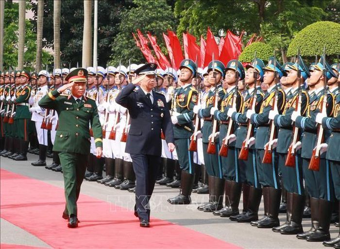 Đại tướng Nguyễn Tân Cương, Tổng Tham mưu trưởng QĐND Việt Nam, Thứ trưởng Bộ Quốc phòng và Đại tướng Uchikura Hiroaki, Tham mưu trưởng Liên quân Lực lượng Phòng vệ Nhật Bản duyệt đội Danh dự QĐND Việt Nam. Ảnh: Trọng Đức/TTXVN