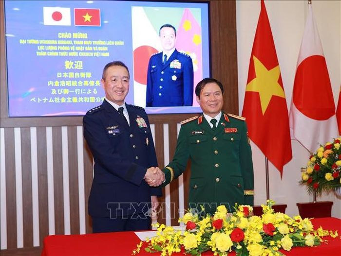 Đại tướng Nguyễn Tân Cương, Tổng Tham mưu trưởng QĐND Việt Nam, Thứ trưởng Bộ Quốc phòng và Đại tướng Uchikura Hiroaki, Tham mưu trưởng Liên quân Lực lượng Phòng vệ Nhật Bản. Ảnh: Trọng Đức/TTXVN