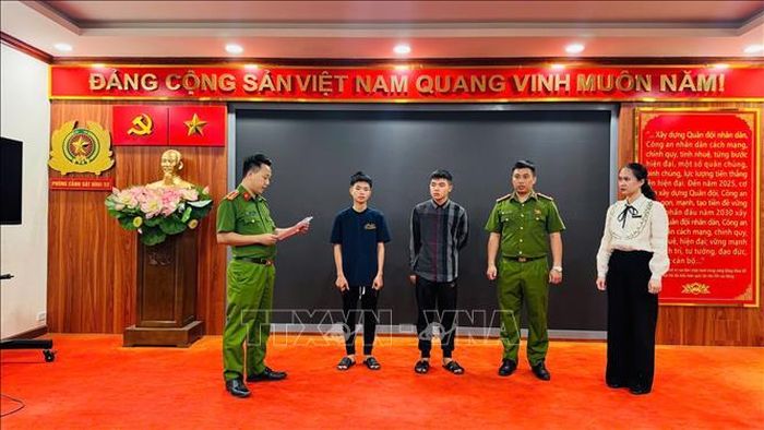 Thi hành Lệnh khởi tố vụ án và khởi tố bị can đối với Hoàng Nhật Thắng và Nguyễn Hoàng Minh, cùng sinh năm 2008 và trú tại phường Lào Cai, tỉnh Lào Cai về tội “Gây rối trật tự công cộng” trong vụ hỗn chiến trên đường phố rạng sáng 24/5/2026. Ảnh: TTXVN phát