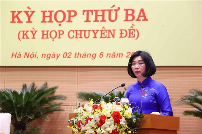 Chủ tịch HĐND thành phố Phùng Thị Hồng Hà phát biểu khai mạc kỳ họp. Ảnh: Văn Điệp/TTXVN