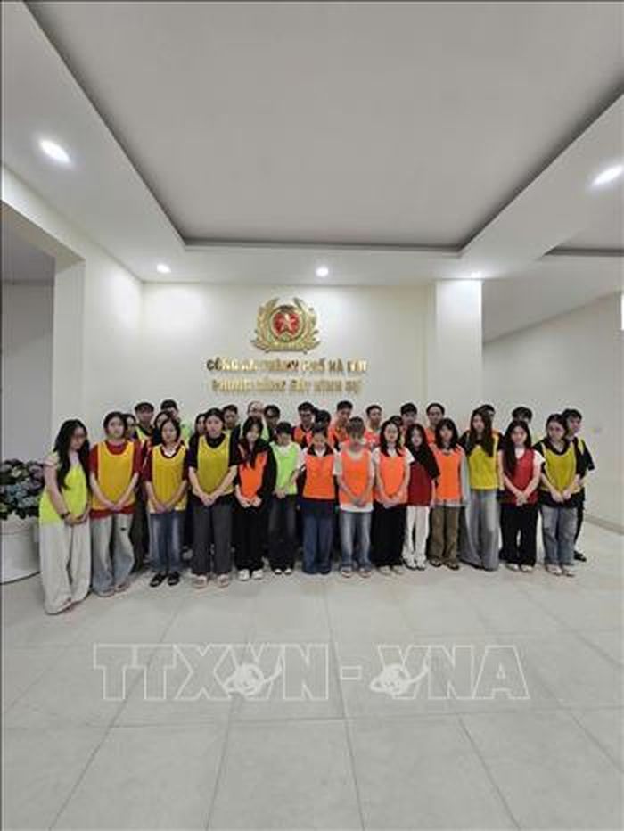 Các đối tượng trong đường dây quảng bá website cờ bạc, thu lợi hàng tỷ đồng. Ảnh: TTXVN phát