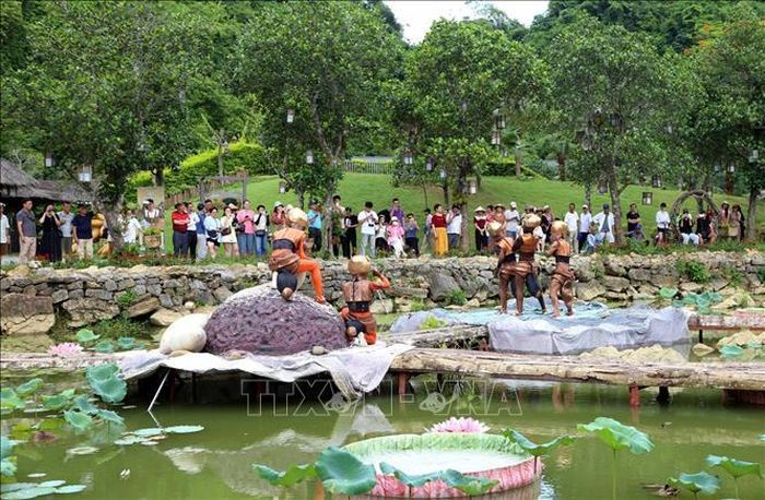 Khu du lịch sinh thái Vườn chim Thung Nham là một trong những cơ sở đầu tiên của tỉnh Ninh Bình được gắn biển Du lịch xanh.