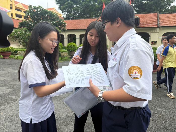 Em Thu Hà và các bạn học sinh trường THCS Phước Bình kiểm tra lại bài làm môn Toán trong sáng ngày 2/6.