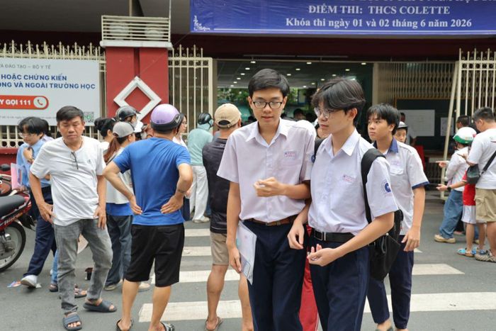 Không khí tại điểm thi Trường THCS Colette khá nhẹ nhõm khi nhiều học sinh đánh giá đề Toán vừa sức.