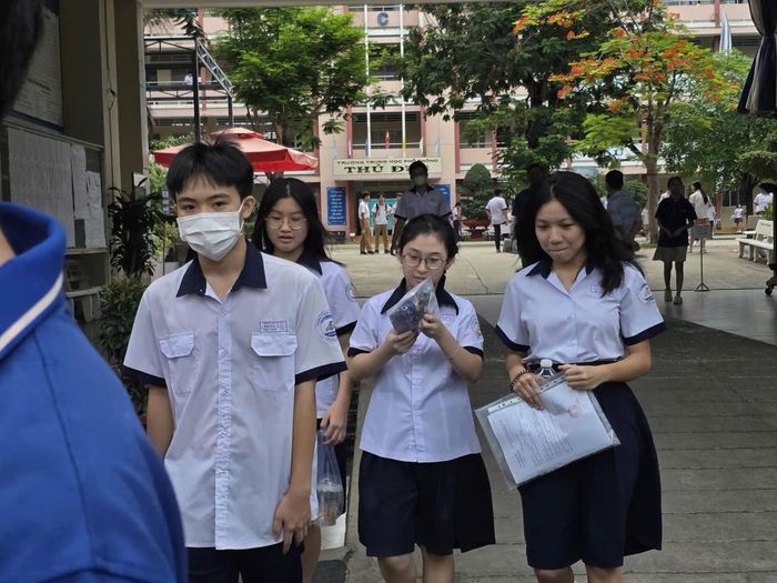 Các thí sinh rời phòng thi sớm tại trường THPT Thủ Đức.