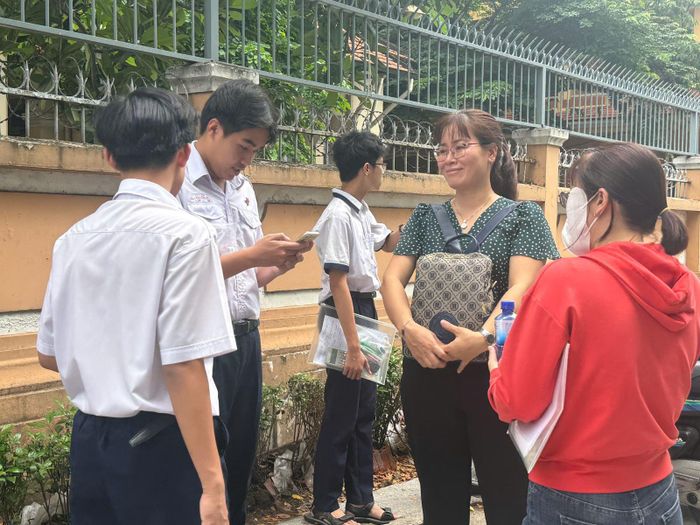 Thí sinh và phụ huynh nở nụ cười nhẹ nhõm sau khi kết thúc kỳ thi tuyển sinh lớp 10 tại TP Hồ Chí Minh.