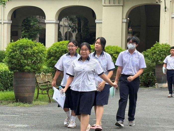 Thí sinh vui vẻ rời điểm thi sau khi hoàn thành môn Toán kỳ thi tuyển sinh lớp 10 tại TP Hồ Chí Minh sáng 2/6.