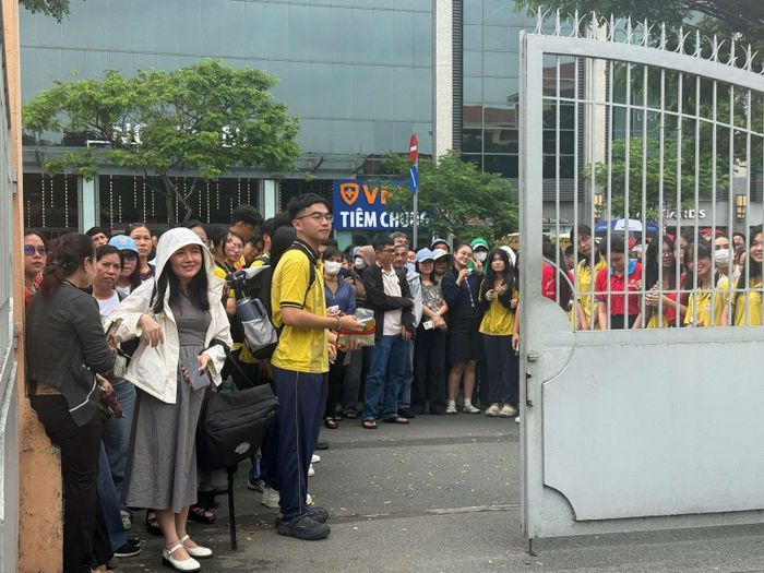 Các phụ huynh háo hức và vui vẻ chờ đón con trước tại các điểm thi.