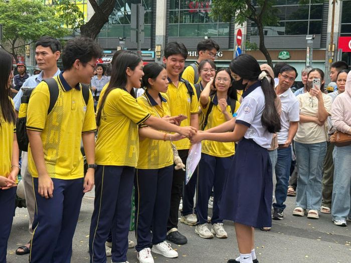 Các thí sinh học lớp thường đã kết thúc 3 môn thi và tặng quà cho các anh chị em tình nguyện viên sau môn thi cuối.