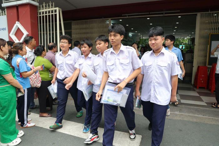 Thí sinh tự tin rời phòng thi sau khi hoàn thành phần lớn nội dung đề Toán.