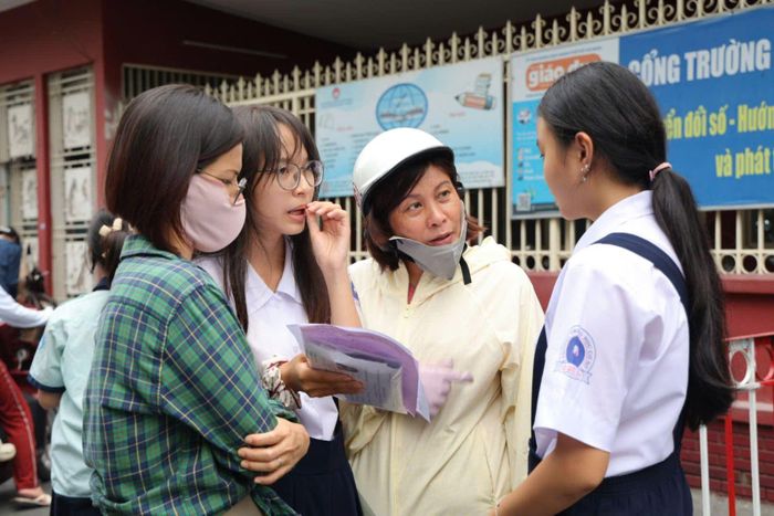 Ánh mắt động viên chia sẻ của một phụ huynh dành cho mình sau khi kết thúc môn thi Toán.