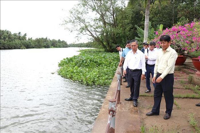 Phó Chủ tịch UBND tỉnh Vĩnh Long Châu Văn Hòa khảo sát khu vực sạt lở ven sông Cần Chông tại Chùa Prek Tung, xã Hùng Hòa.