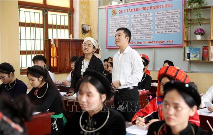 Học sinh Trường phổ thông dân tộc nội trú THPT tỉnh Tuyên Quang tập trung ôn thi.