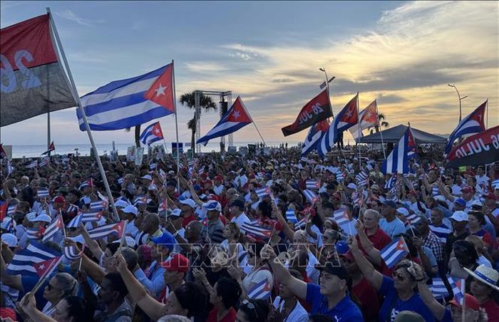 Hàng chục nghìn người dân Cuba tham gia biểu tình phản đối truy tố lãnh đạo Rául Castro, lên án lệnh cấm vận kinh tế của Mỹ. Ảnh: Việt Hùng/TTXVN