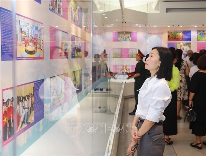 Người dân tham quan triển lãm. Ảnh: Khánh Hòa/TTXVN