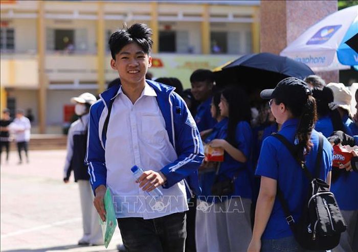 Niềm vui thí sinh sau khi kết thúc môn thi cuối cùng tại điểm thi Trường THPT Tô Hiệu.
