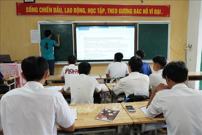 Học sinh lớp 12 Trường THPT Phong Thổ, Lai Châu chăm chỉ ôn tập chuẩn bị cho kỳ thi tốt nghiệp THPT năm 2026. Ảnh: Nguyễn Oanh/TTXVN