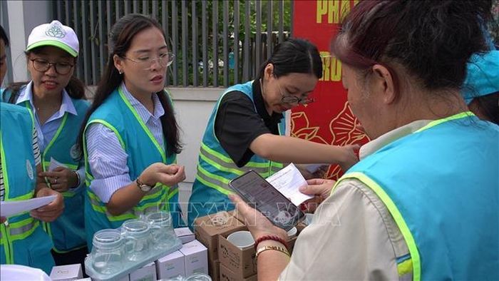 Đông đảo người dân tham gia hoạt động đổi phế liệu thành tiền để làm công tác từ thiện, hỗ trợ các trẻ em nghèo.