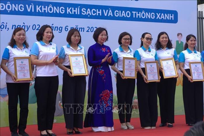 Khen thưởng các Hội Liên hiệp phụ nữ cơ sở đoạt giải Cuộc thi Đoạn đường/Tuyến phố bích họa/nở hoa năm 2026.