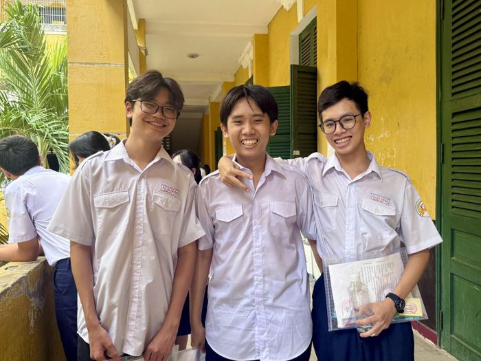 Minh Khôi (bìa trái), học sinh Trường THCS Hai Bà Trưng trước giờ thi môn chuyên tiếng Nhật.