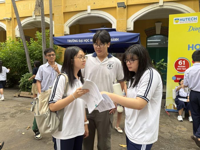 Tại trường THPT Trưng Vương, nhiều em học sinh tranh thủ dò lại bài trước khi thi.