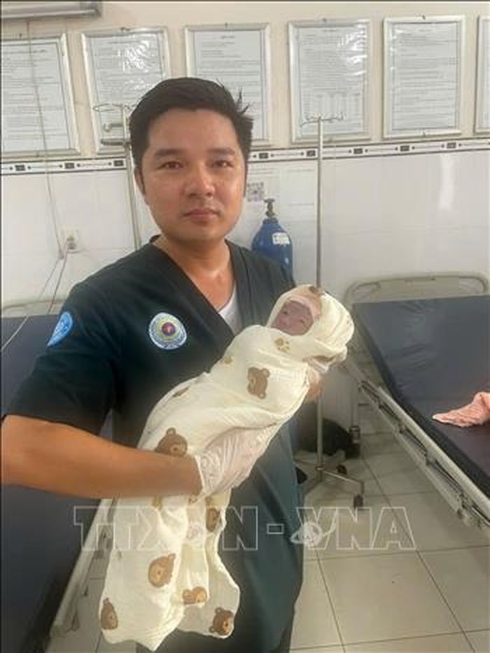 Đại úy Phạm Minh Trung, Tiểu đoàn trưởng, Tiểu đoàn Quân y Sư đoàn 4 cho biết, các y, bác sĩ phối hợp với Trạm y tế địa phương tiến hành các biện pháp cấp cứu đúng quy trình, bảo đảm sức khỏe sản phụ và trẻ sơ sinh. Ảnh: TTXVN phát