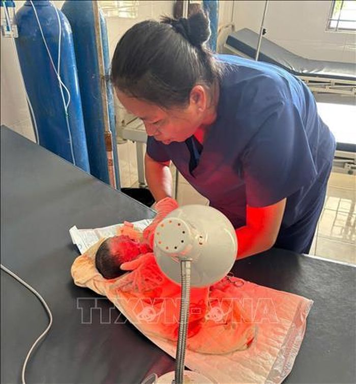Sức khỏe sản phụ và bé gái tiến triển tốt, được chuyển lên tuyến trên theo dõi, chăm sóc. Ảnh: TTXVN phát